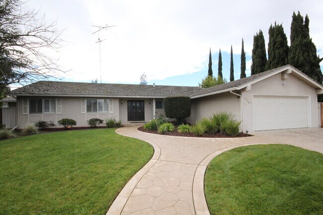 Building Photo - Nicely Updated 4BR 3BA Single Level Home i...