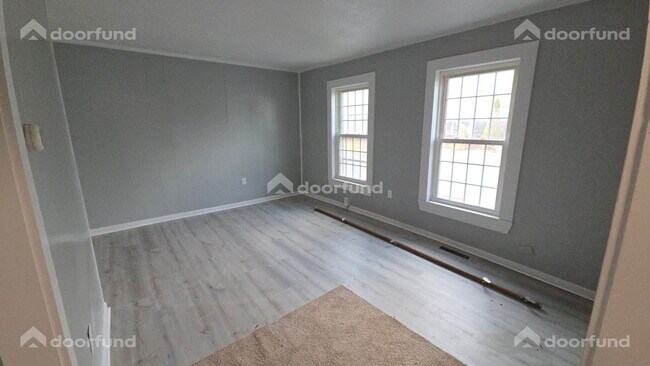 Building Photo - 418 River St