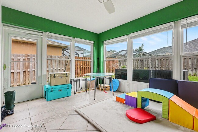 Building Photo - 1575 Sun Gazer Dr
