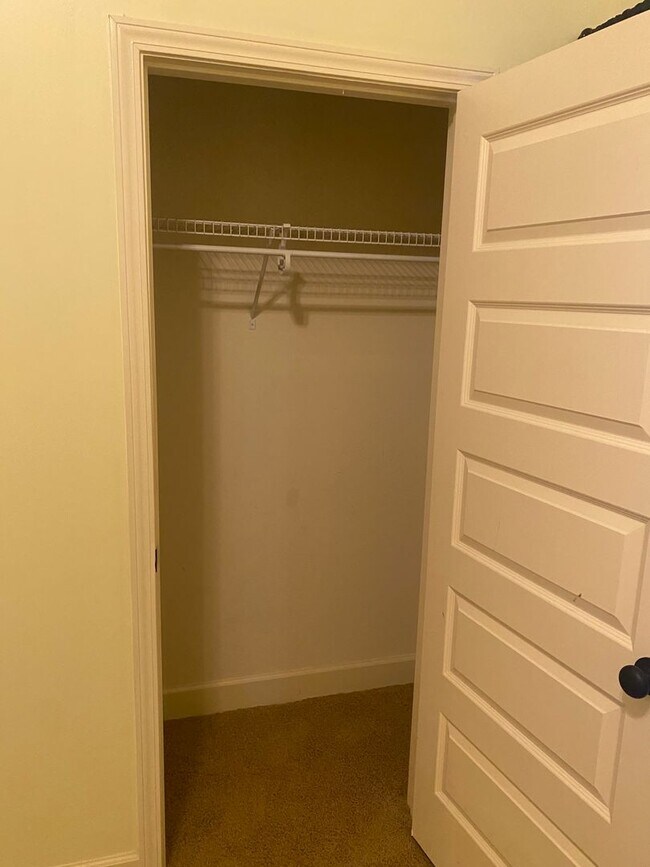 Building Photo - 3 bed / 2 bath Forest Glen