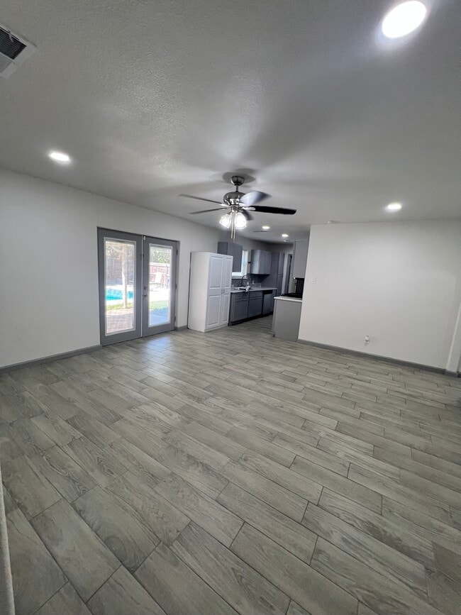 Building Photo - 6012 Highcrest Dr