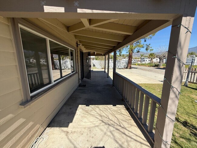Building Photo - 3 Bedroom 1 Bath in East Hemet!