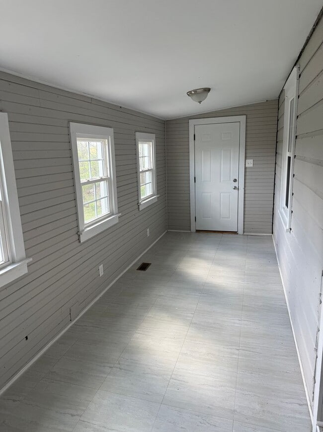 Building Photo - 4 Bed/1 Bath House