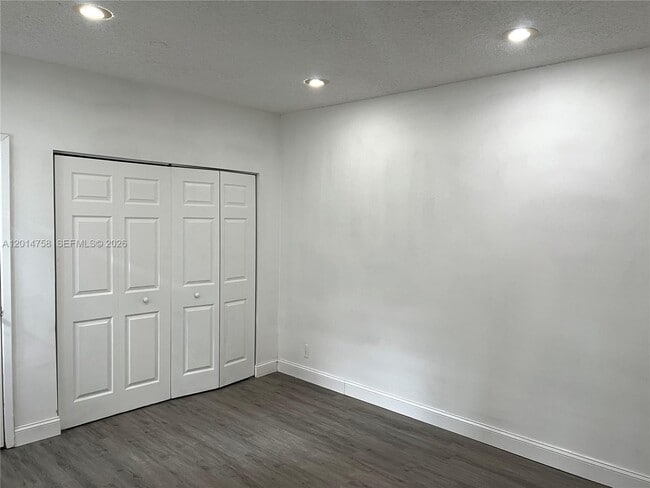 Building Photo - 465 Somerset Way