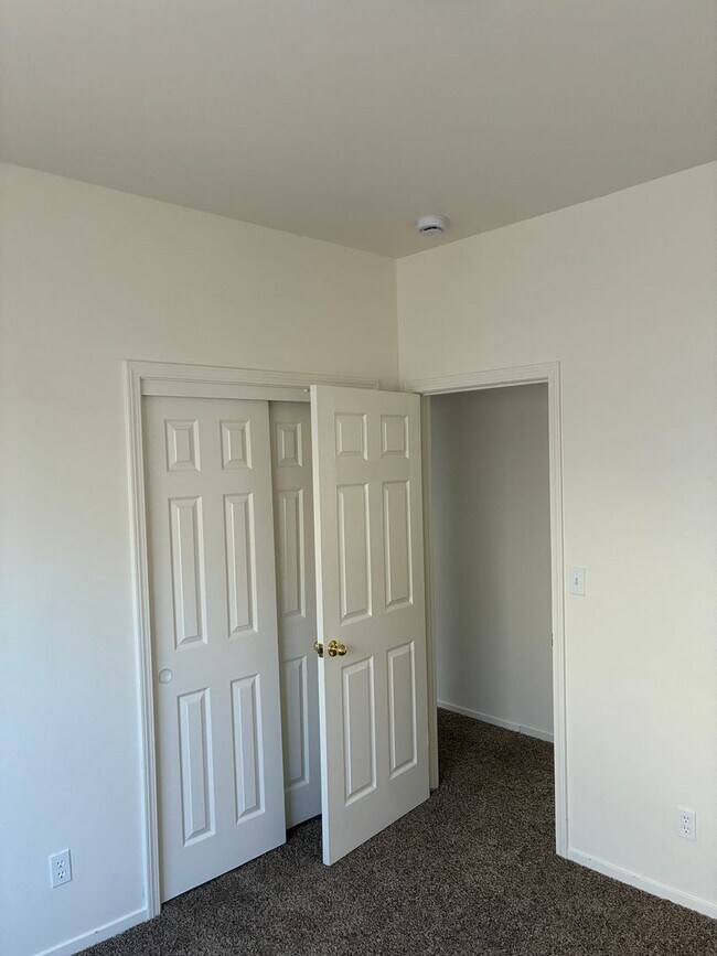 Building Photo - 3 Bedroom 2 Bath Home