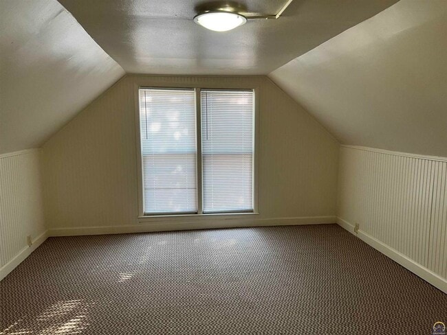 Building Photo - **Available Immediately** 4 bedroom / 1 bath home located near Washburn University