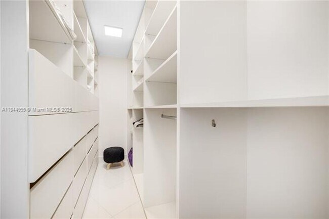 Building Photo - 15901 Collins Ave