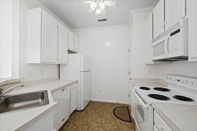 Building Photo - Spacious Condo in Knollwood – Pool, Gym an...