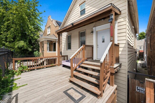 Building Photo - 2237 S Oakley Ave