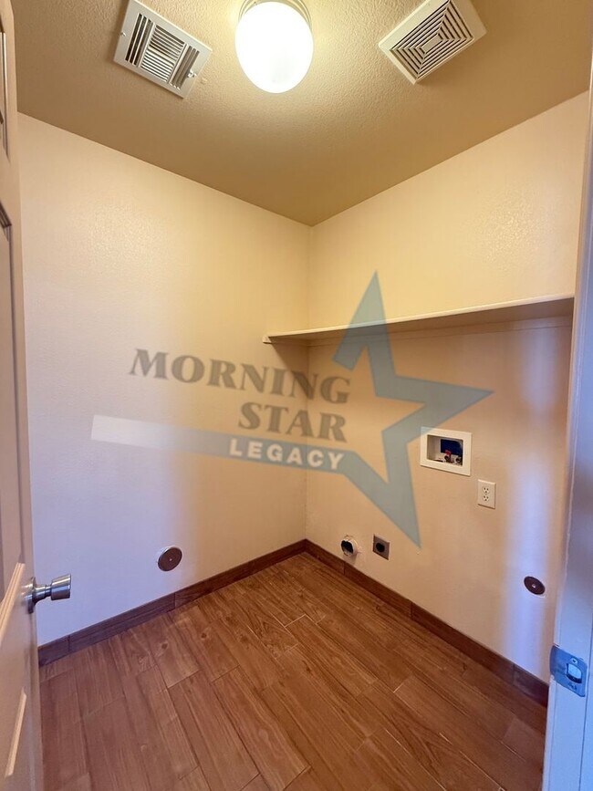 Building Photo - Sweet townhouse in Del Rey!