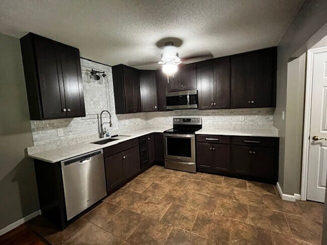 Building Photo - ***COMING SOON, JUNE 1ST*** 3 Bedroom 2 Bath house with attached garage, sun room, large back deck