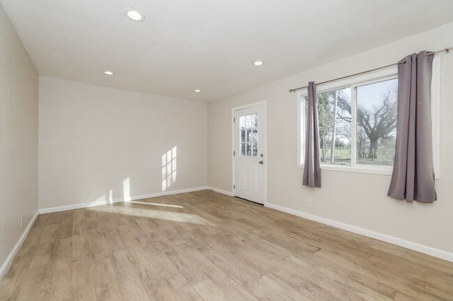 Building Photo - PURE Property Management Presents: 3 Bedroom 2 Bath in Santa Rosa. Water & Sewer Included !