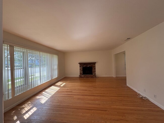 Building Photo - Adorable Open Plan  3BD 2BA Home in West Torrance With A/C