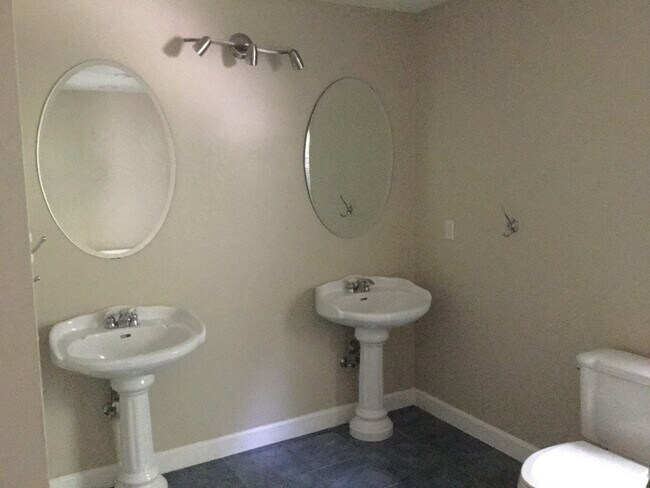 Building Photo - 3 Bed 3 Bath Home in Hendersonville!!