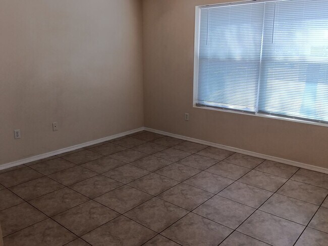 Building Photo - 3 Bedroom, 2 Bathroom Home! Schedule a Showing Soon!