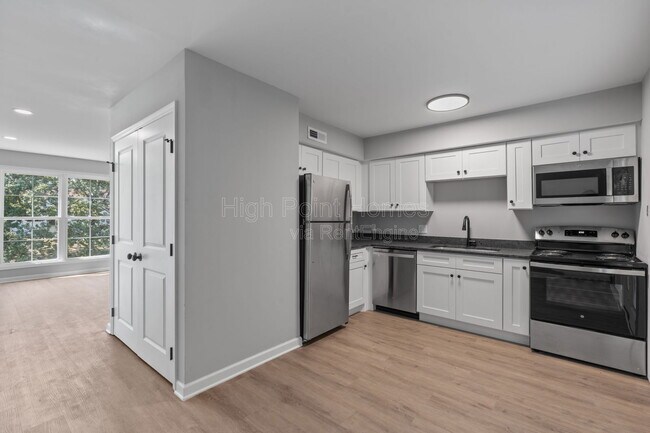 Building Photo - 400 Gallery Ln