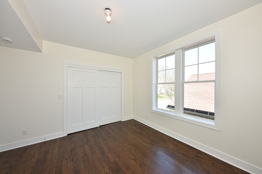 Mid Unit Bedroom Closets - 104 E Prospect St