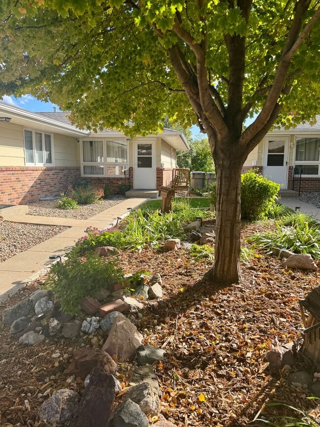 Building Photo - **AVAILABLE NOW** 3 bedroom, 2 bath townho...