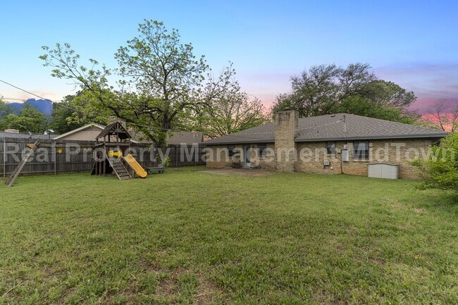 Building Photo - 2907 Ashbury Dr