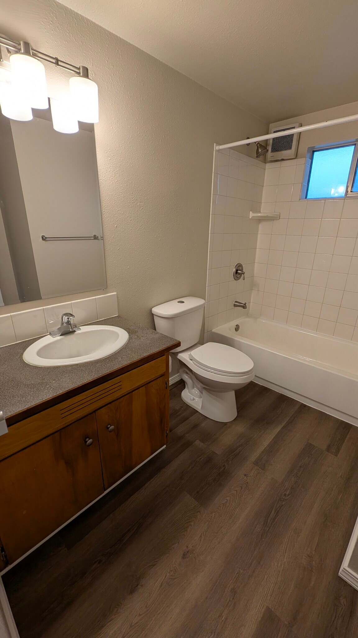 Full bathroom - 729 Pecks Dr