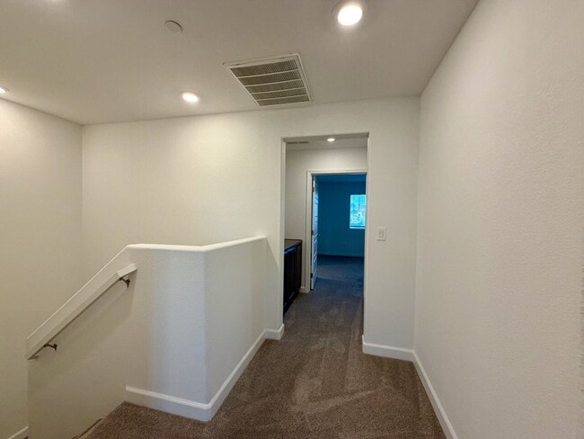 Building Photo - 3 BED 2.5 BATH 2 CAR GARAGE TOWNHOUSE FOR RENT LOCATED IN CADENCE MASTER COMMUNITY