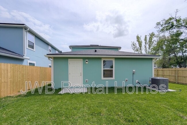 Building Photo - 1292 Pangola Dr