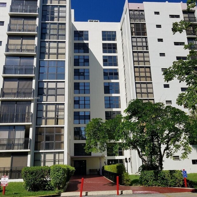 Building Photo - 17021 N Bay Rd