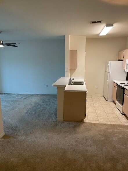 Building Photo - 5455 Vineland Rd