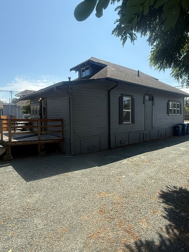 Building Photo - 3 Bed 1 Bath Newly Remodeled Pet Free Home...