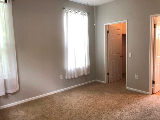 Building Photo - 2202 East Side Dr