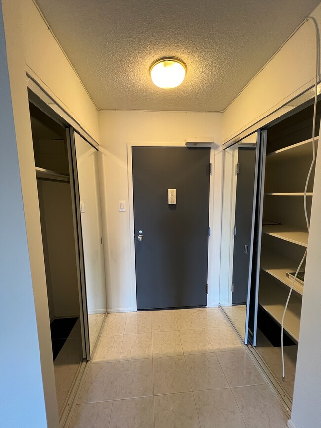 Entrance with 2 storage closets - 203 Yoakum Pky