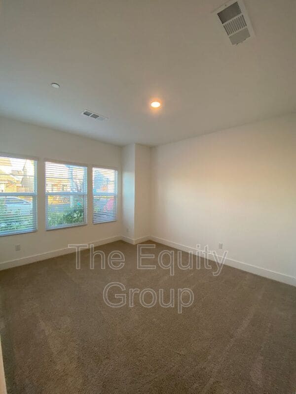 Building Photo - 113 E Tyler Ave