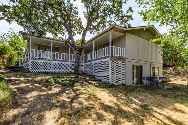 Building Photo - 735 Oak Knoll Dr