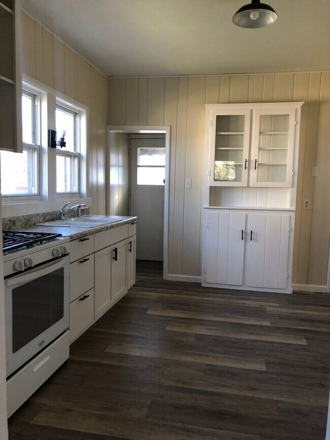 Building Photo - Move in Special....1/2 off 1st Months Rent!!!!!