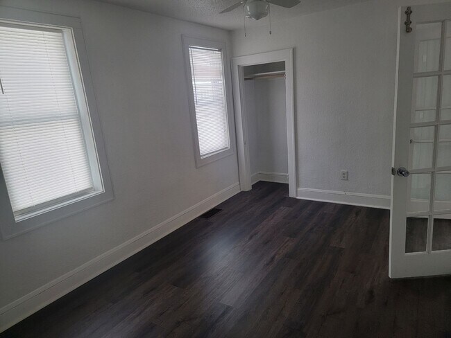 Building Photo - 1212 Bush Ave