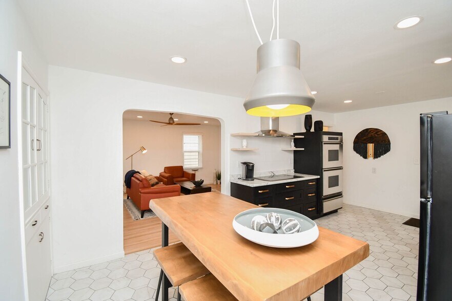 Building Photo - 2012 W 22nd St