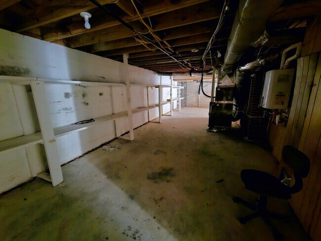 Building Photo - 609 Memorial Dr Ext