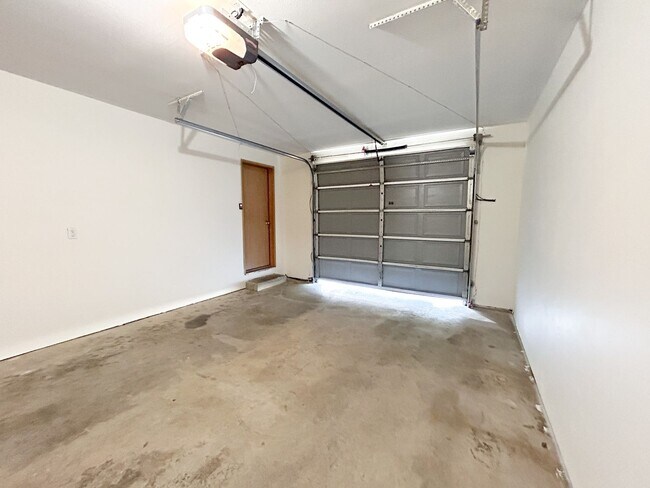 Building Photo - 5548 - 5550