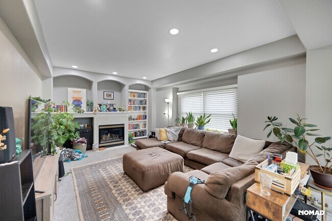 Building Photo - Spacious 4BR House in Aurora
