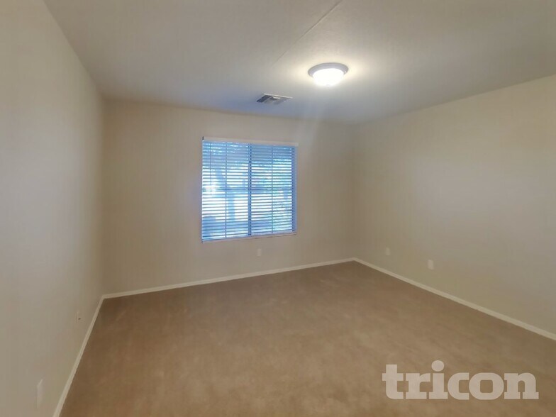 Building Photo - 818 E Tucci St