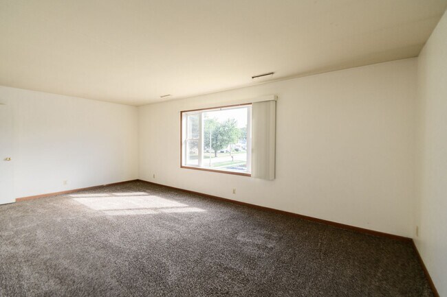 Building Photo - 2 bedroom / 2 bathroom Townhouse for rent ...