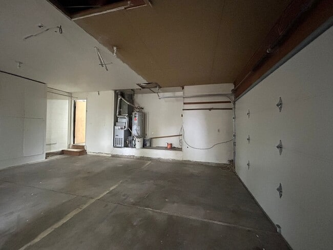 Building Photo - Bright and Open 3 Bed, 1 Bath House!