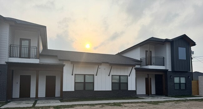 Building Photo - 322 W Madison St