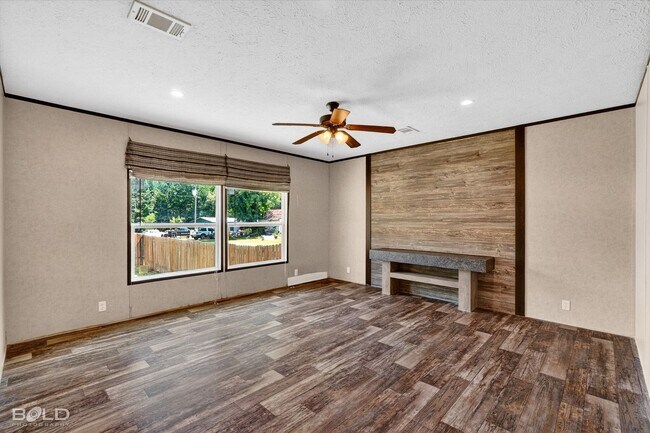 Building Photo - 4BD/2BA home with fenced back yard.