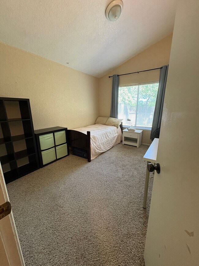 Building Photo - 3 Bed 2 Bath in South Davis Near Mace Ranch and Nugget Markets