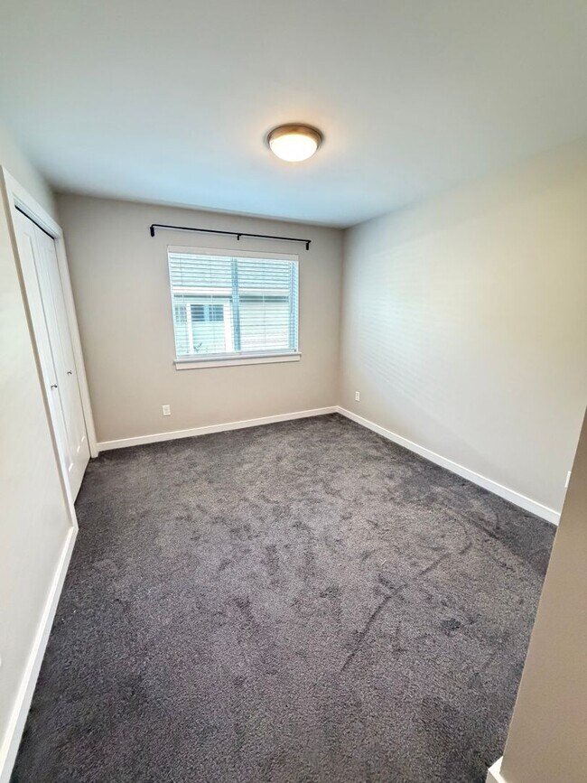 Building Photo - 3 Bedroom Home in gated community!