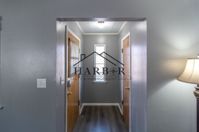 Building Photo - 5th Avenue SE Duplex