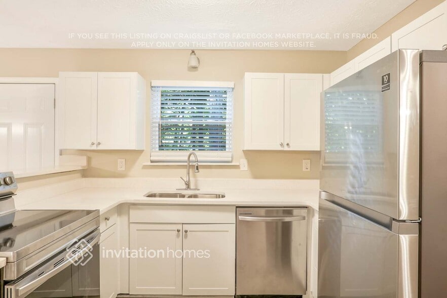 Building Photo - 662 Lakeridge Dr SE