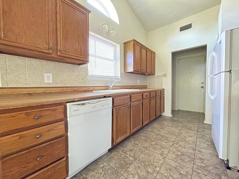 Building Photo - 4714 Mesa Dr