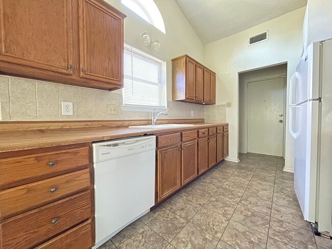 Building Photo - 4714 Mesa Dr